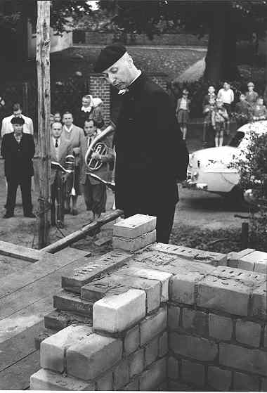 Pastor Pfannschmidt h&auml;lt am 23. September 1958 seine Rede ...